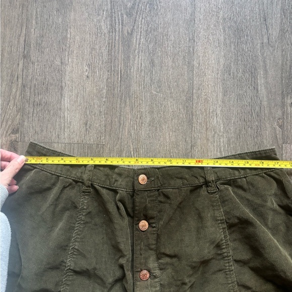 Celebrity Pink Olive Corduroy Shorts - Picture 4 of 6